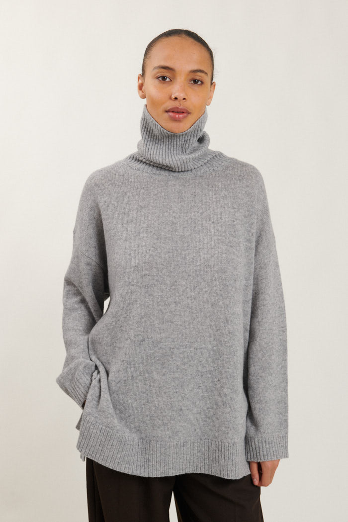 Line High Neck Sweater (light grey)