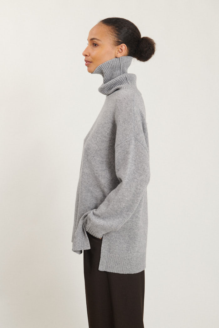 Line High Neck Sweater (light grey)