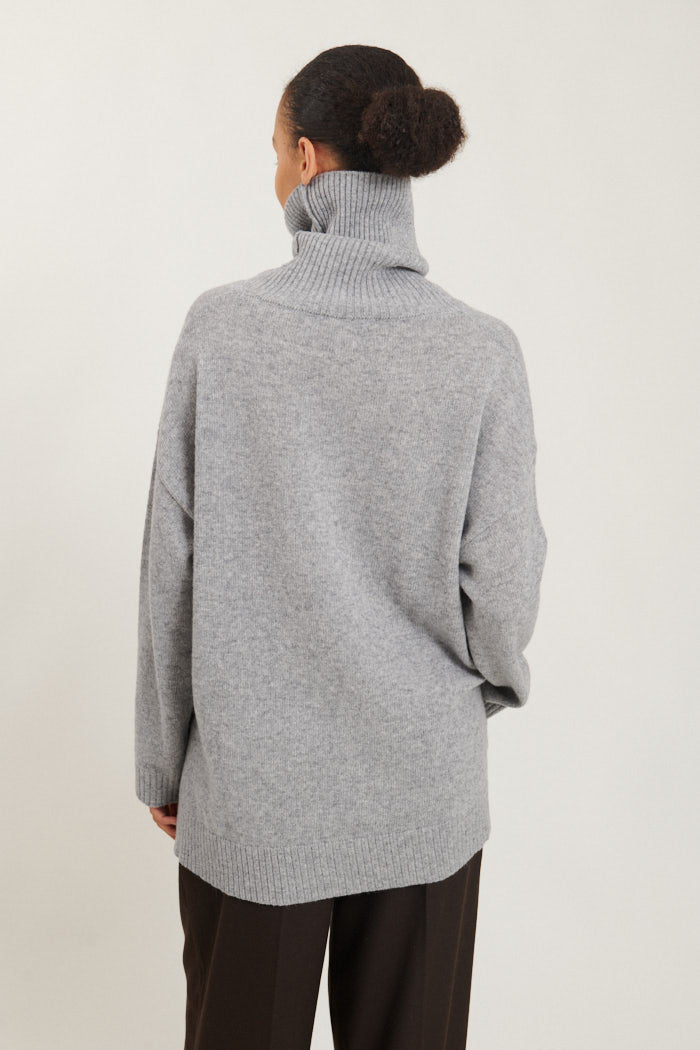 Line High Neck Sweater (light grey)