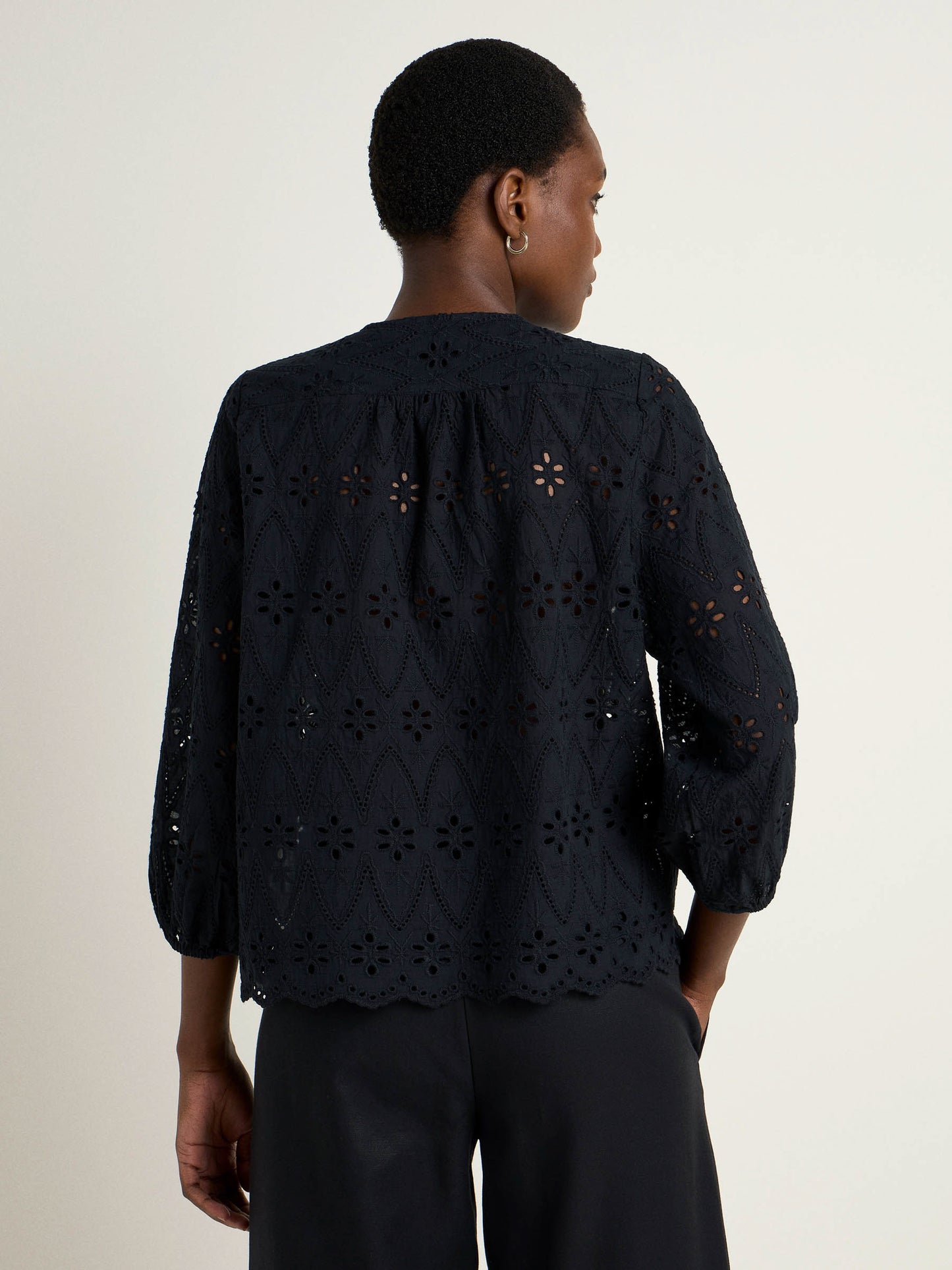 Skjorte i broderi anglaise (black)